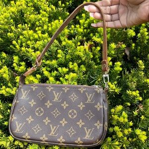 Authentic Louis Vuitton Pochette monogram
